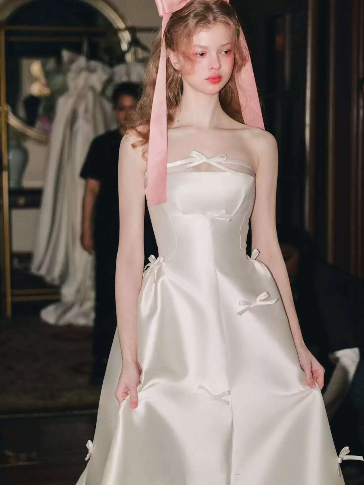 Satin French 32 light wedding dress 2025 new bride main yarn small tail high-quality texture tube top simple and light