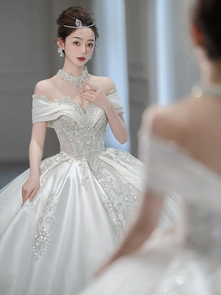 Satin 70 main wedding dress bride 2025 new retro outing yarn small high-end heavy-duty V-neck one-shoulder