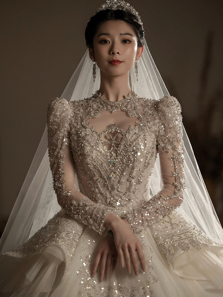 French-style 107 wedding dress, 2025 new style, luxurious and lavish with a long train, high-quality texture, long sleeves, haute couture style.