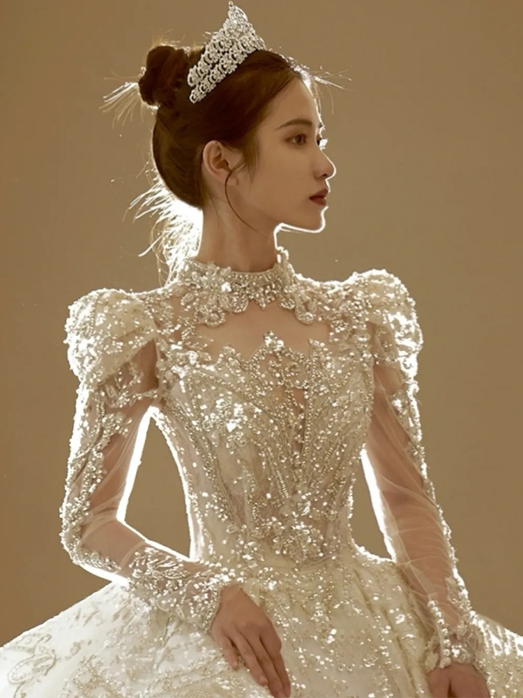 Long-sleeved 111 wedding dress, new 2025 style, train, for petite women, retro, heavy-duty, high-end French style, light and elegant.