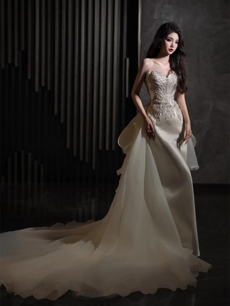 French-style 113 strapless satin wedding dress, 2025 new style, "Escaped Princess" style, high-end main wedding dress with long train.