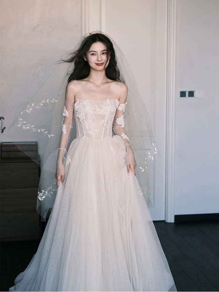 Long-sleeved 116 lightweight wedding dress, 2025 new style, engagement dress, winter petite bride's gown, toasting dress, morning robe.