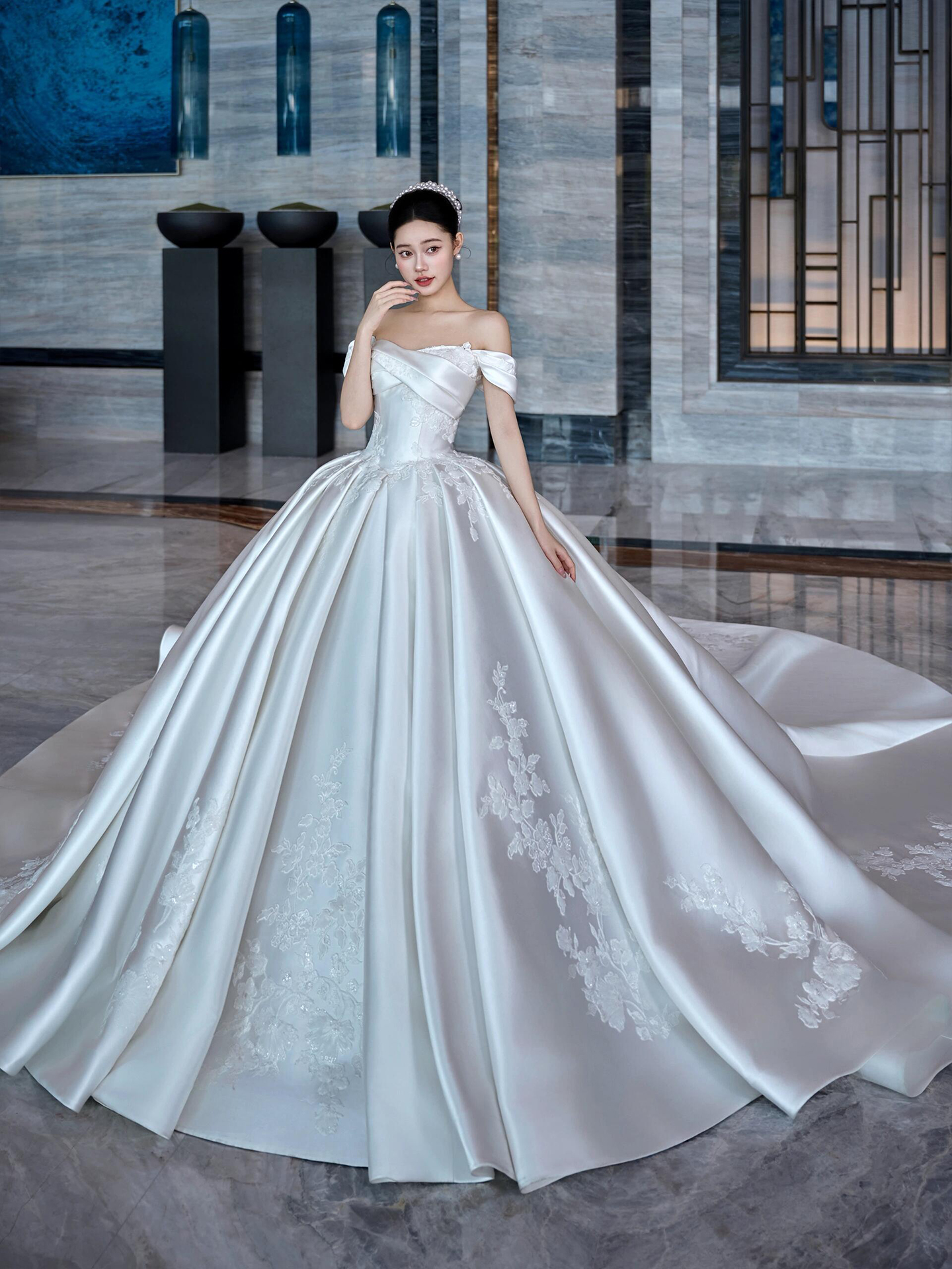 2025 New Style 121 Wedding Dress for Brides: Off-the-shoulder Satin Fabric, High-Quality Texture, Simple, Light Luxury, High-End Train, French Autumn/Winter Style