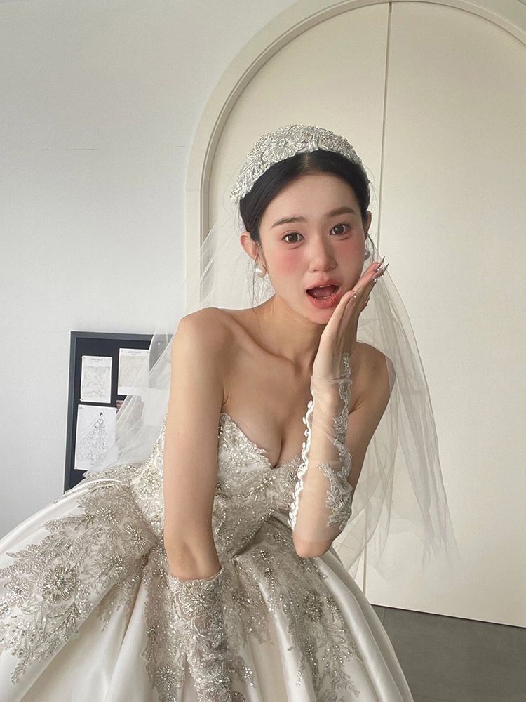 French-style 130 white wedding dress, 2025 new style, "Runaway Princess", heavy-duty luxury, long train, court style, high-end main dress.