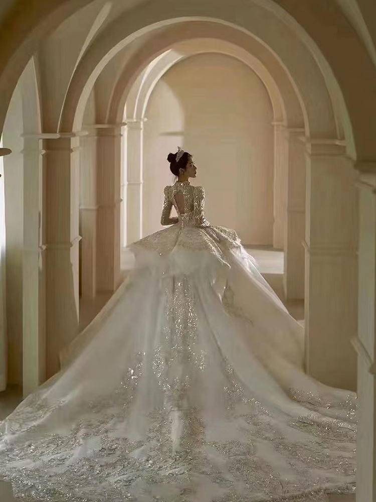 French-style 132 high-end strapless wedding dress, 2025 new style, luxurious and sophisticated, with a long train.