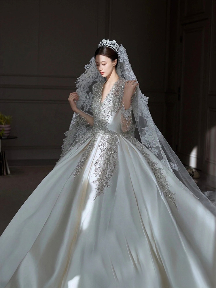 Long-sleeved 156 satin wedding dress, 2025 new style, V-neck, high-quality, heavy-duty, retro French style, perfect for petite brides in winter.